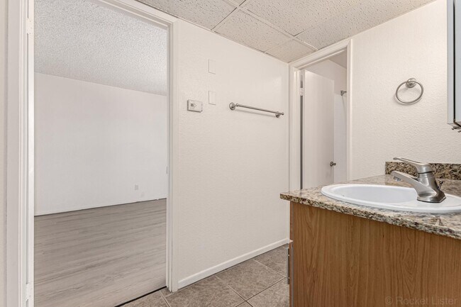 Building Photo - 7350 N Vía Paseo Del Sur