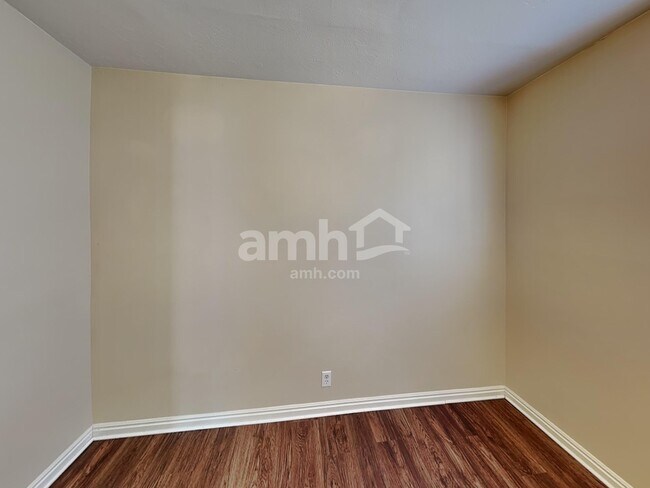 Building Photo - 1872 W Sir Charles Dr