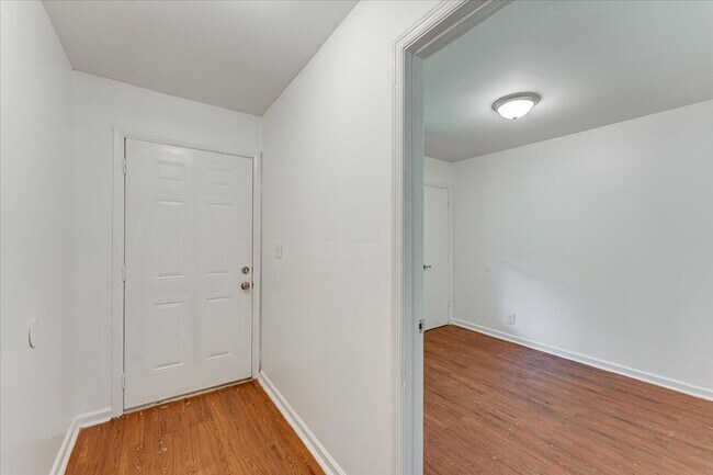 Building Photo - Charming Renovated 2-Bedroom Duplex Near D...