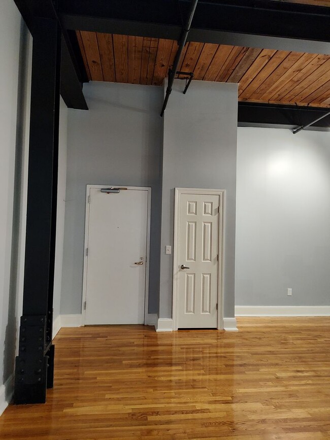 Building Photo - Luxury studio located in Factory South!
