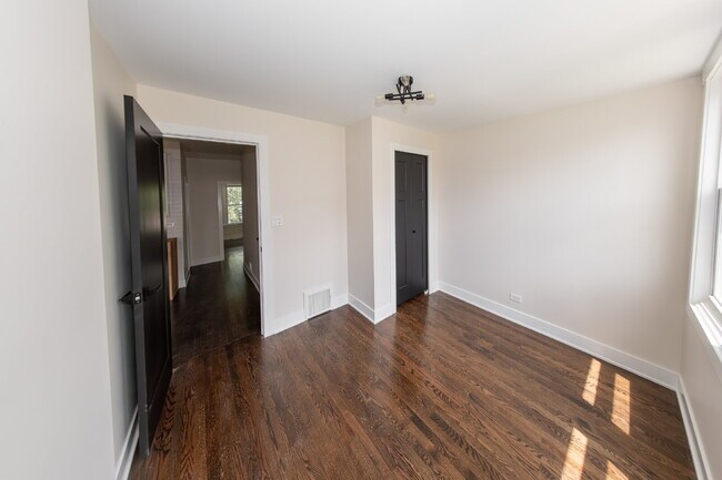 Building Photo - Beautiful 4 Bed 2 Bath home in the heart of Irving Park!