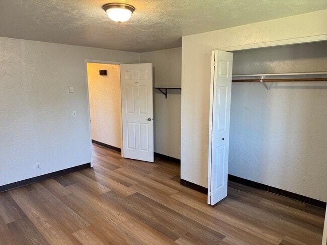 Building Photo - 2 bedroom 1 bath duplex in Cottage Grove!