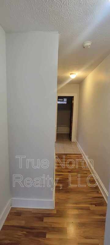 Building Photo - 1683 1/2 Oak Street