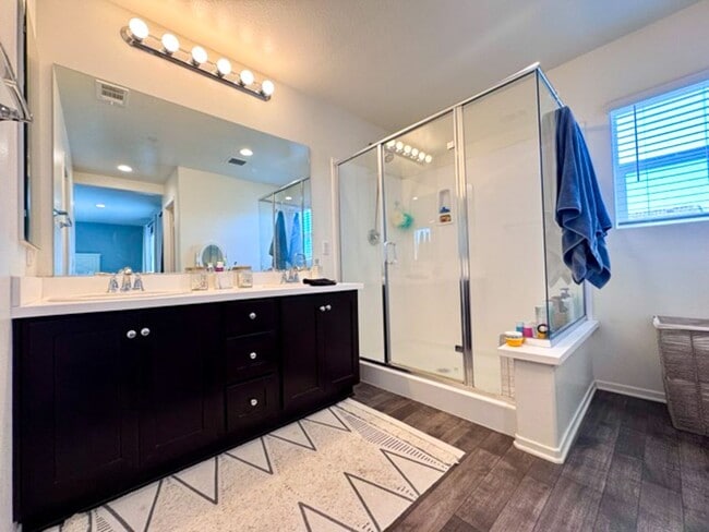 Building Photo - Beautiful 3 bedroom Town house available f...