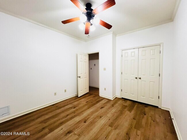 Building Photo - 125 Oakbend Dr