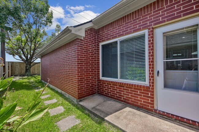 Building Photo - 5714 Overton Park Dr