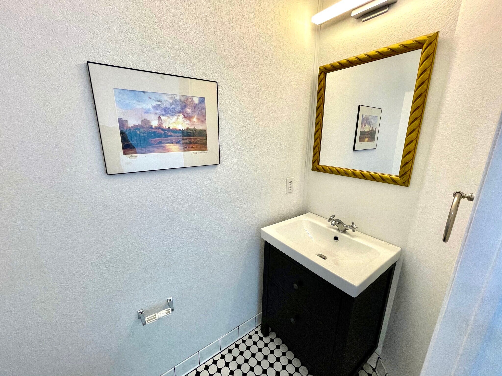 Guest bathroom - 13400 Rossello Dr
