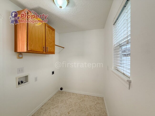 Building Photo - 1923 N Tyra Ave