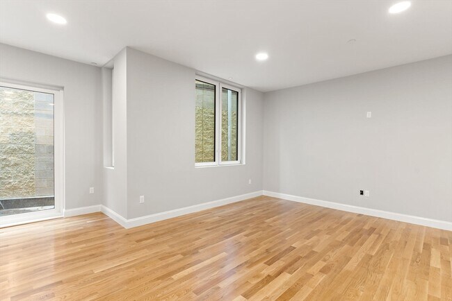 Building Photo - 10 Taber St