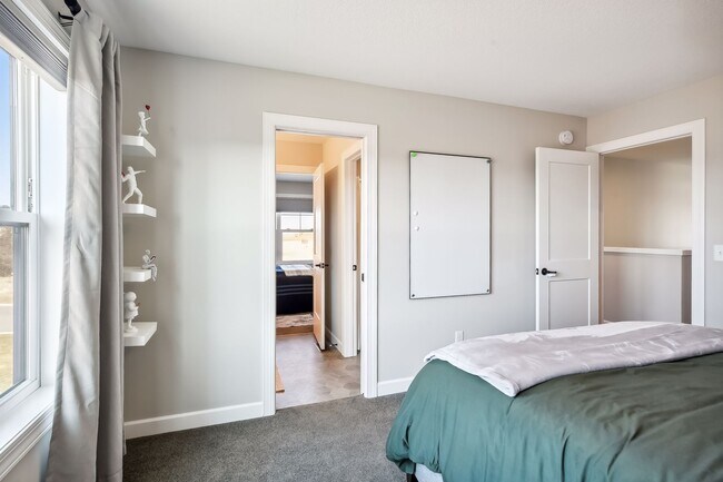 Building Photo - 2275 Lakeshore Point Dr N E