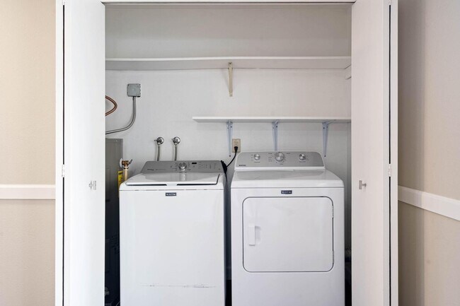 Building Photo - Clean, welcoming 2-bdrm/1.5 bath unit in Milwaukie. Private patio, quiet location, designated par...