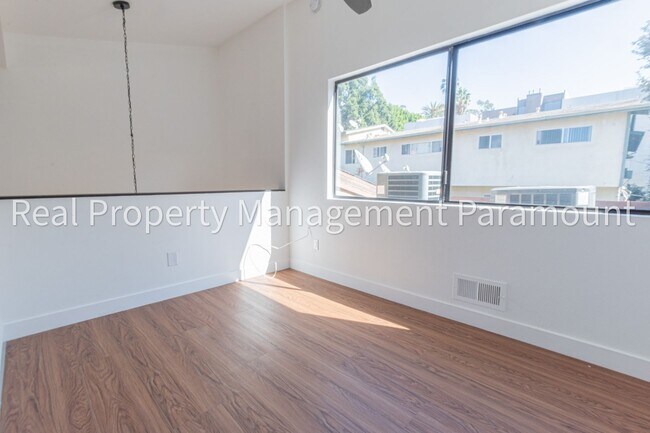 Building Photo - Spectacular 2 Bedroom, 2 Bath Condo with L...