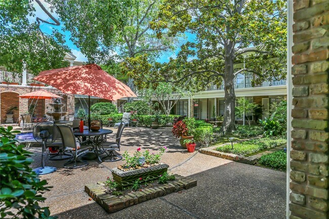 Building Photo - 2727 Briarhurst Dr