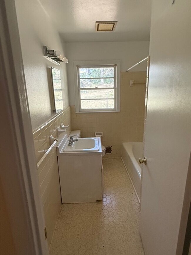 Building Photo - 10-12 Milledge Ct