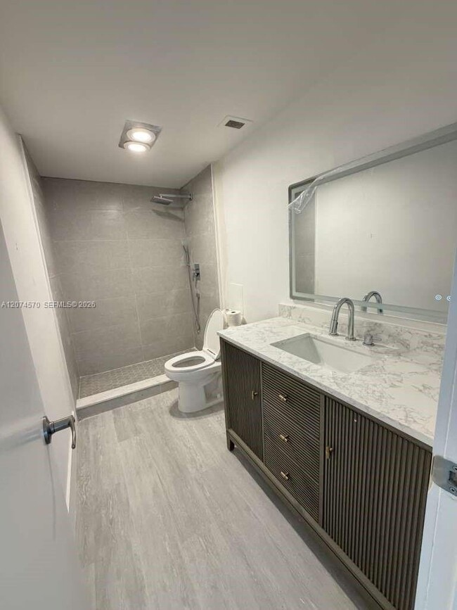 Building Photo - 500 Bayview Dr