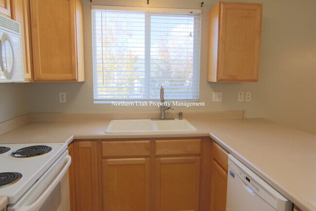 Building Photo - Amazing South Ogden Home with Everything!