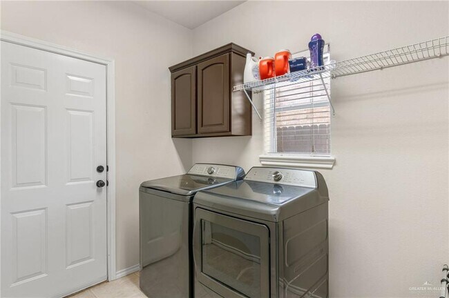 Building Photo - 29 Nicole Dr