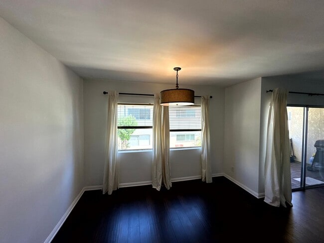 Building Photo - ***MOVE-IN SPECIAL 2 WEEKS FREE RENT***Spacious Upper level 1 bed -1 bath with parking and pool i...
