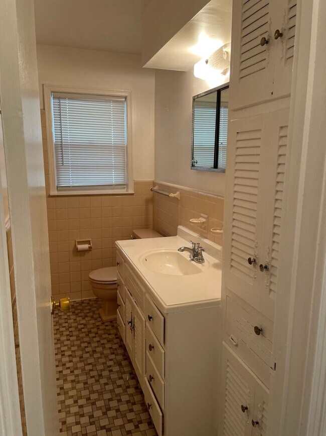 Building Photo - 688 Joryne Dr