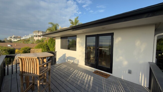 Building Photo - Ocean Views from this remodeled one bedroom!