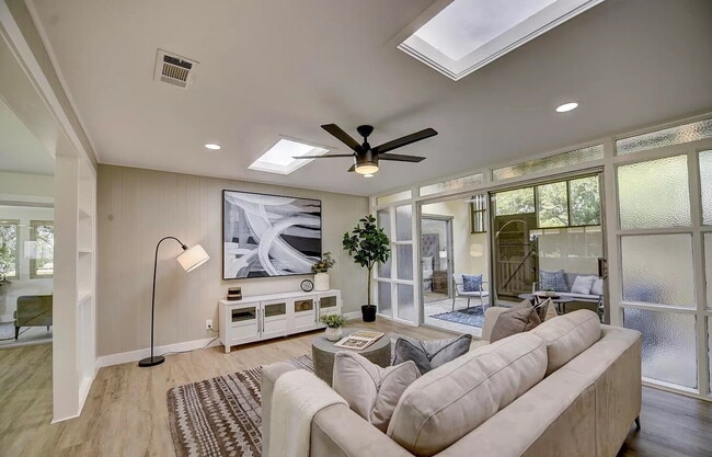 Building Photo - "Charming 1-Bed Retreat with Hardwood Floo...