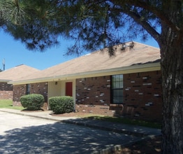 Building Photo - Single Duplex House