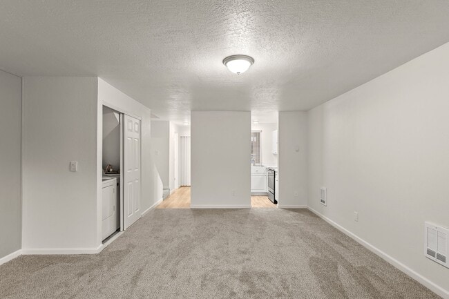 Building Photo - RECENTLY UPDATED 2 BEDROOM 1.5 BATH TOWNHOME IN TIGARD!