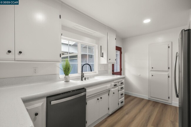 Building Photo - 3934 Bellwood Dr