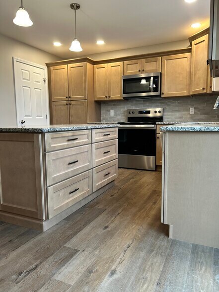 Island with electrical outlet - 556 Becker St
