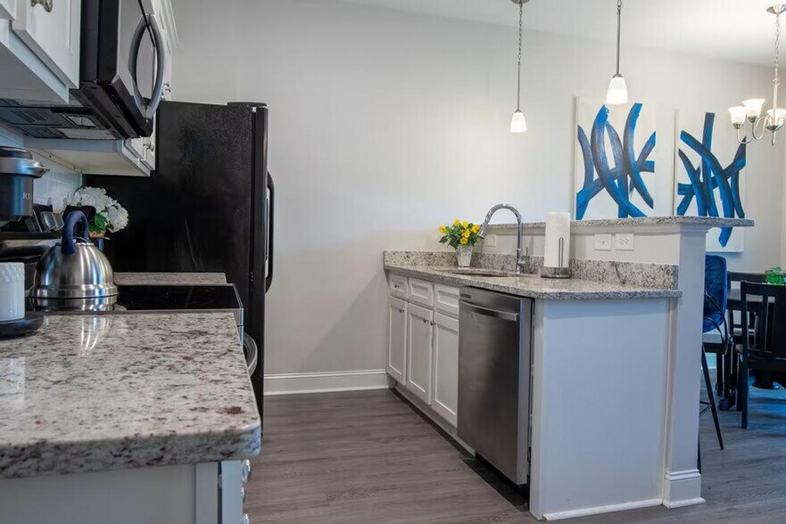 Building Photo - 751 Jacobs Millpond Rd