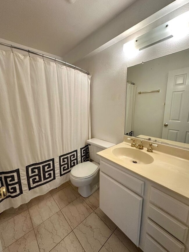 Building Photo - Rarely available 1 bedroom, 1 bathroom Con...