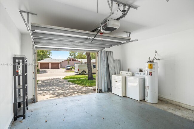 Building Photo - 1194 Hyacinth Pl