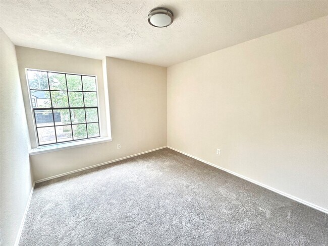 Building Photo - 16319 Chimneystone Dr