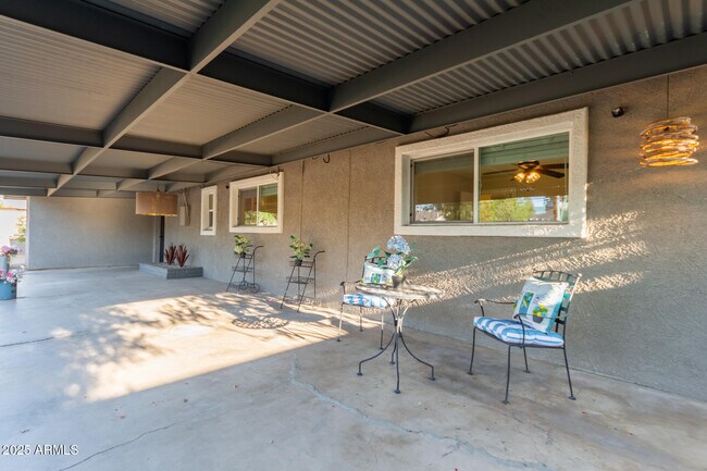 Building Photo - 1422 W Orange Dr