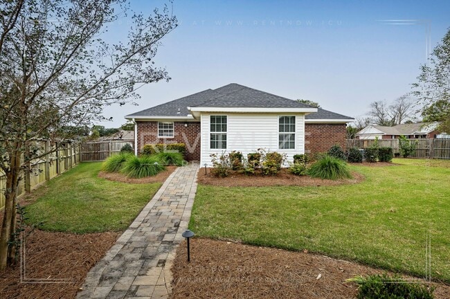 Building Photo - Gorgeous 3 Bed 2 Bath Brick Cottage on Corner Lot