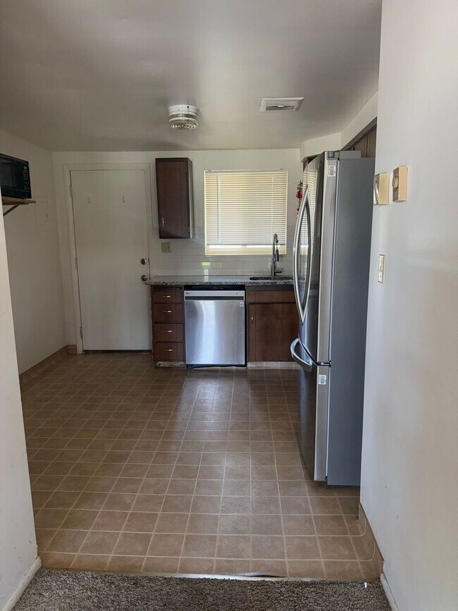 Building Photo - 2 Bed 1 Bath Orem Apartment by Orem Library AVAILABLE NOW! JUNE RENT FREE