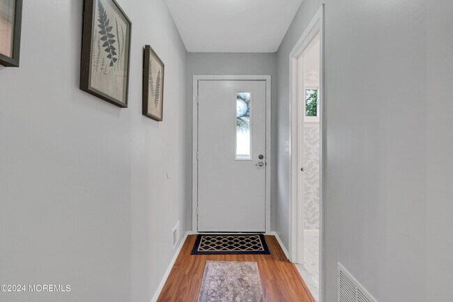 Building Photo - 8 Fern Ct