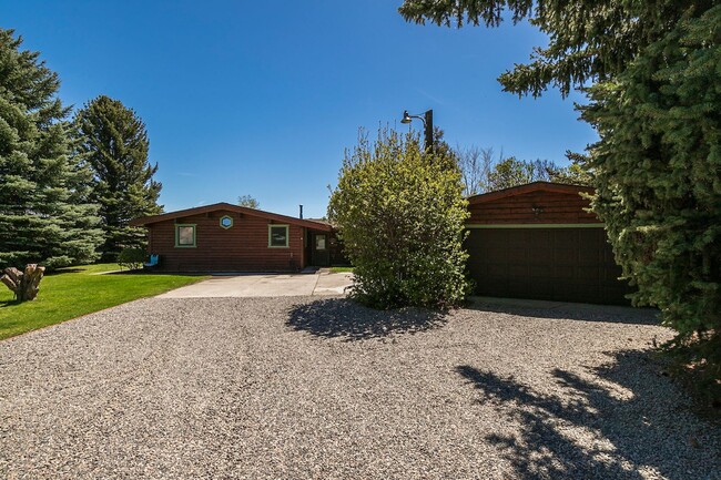 Building Photo - Beautiful Water Front Home!