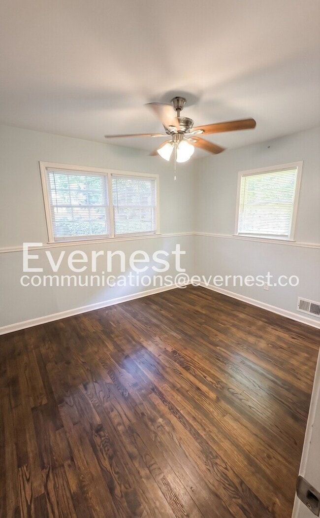 Building Photo - 735 Hillcrest Dr