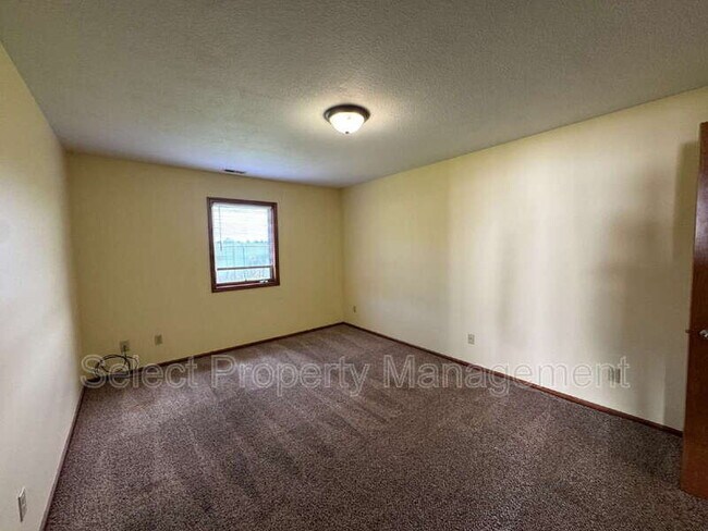 Building Photo - 1504 Flagstone Dr