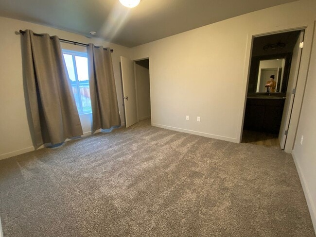 Building Photo - Modern 3 Bedroom, 2 Bathroom Townhouse for...