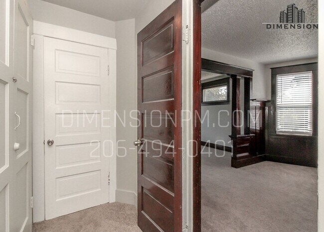 Building Photo - 2 bedroom, Spacious, Apartment in Downtown...