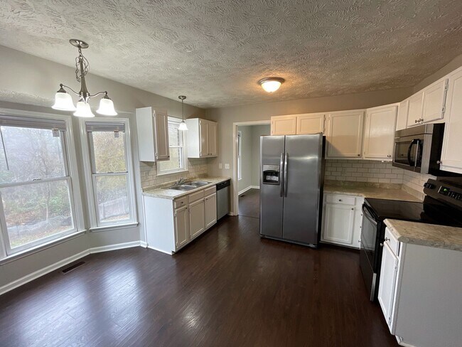 Building Photo - Updated 4 Bedroom / 3 Bathroom with In-Law...
