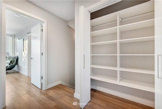 Building Photo - 2Bd/2Ba Seattle Townhouse