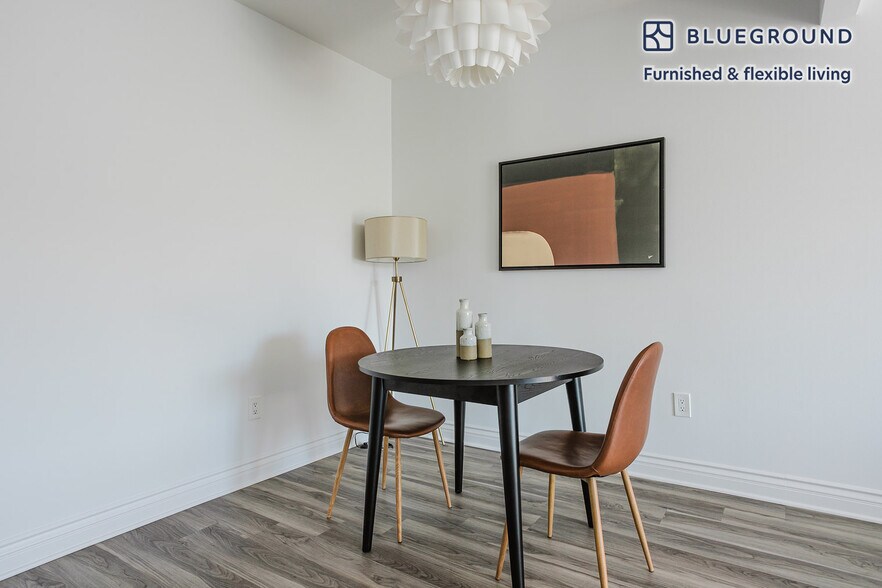 Building Photo - 147 S Doheny Dr