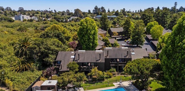 Building Photo - STUNNING NEWLY REMODELED CONDO WITH POOL &...