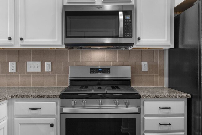 Building Photo - Gorgeous and Spacious 3 Bedroom Townhome, ...