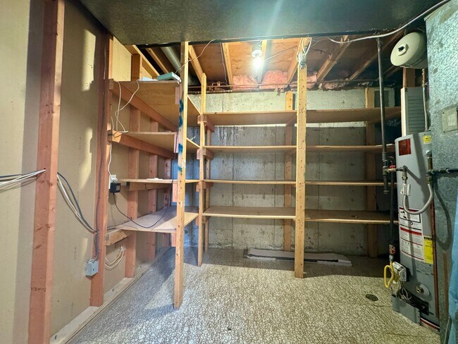 Building Photo - Beautiful 5 bedroom 2.5 bathroom home available NOW!!!