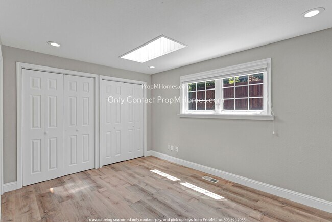 Building Photo - Charming Portland Retreat: Spacious Home w...