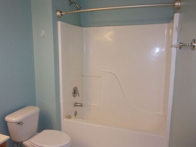 Building Photo - 3 Bedroom 2 Bath Home on over 1 Acre in Yo...